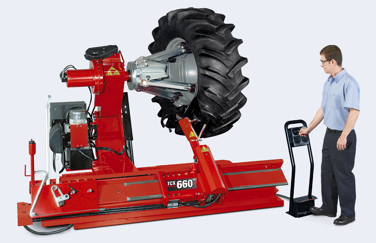 technician operating hunter TCX660HD